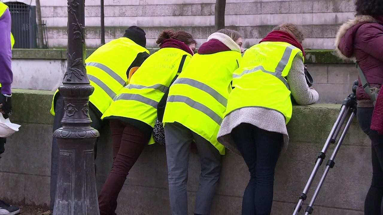 Partie de pêche dans le canal Saint-Martin, vidé de ses eaux