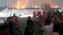 Galatasaraylı futbolcular şampiyonluğu kutluyorlar.
