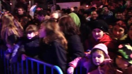 İspanya'daki Çocuk Bayramında Renkli Geçit Töreni