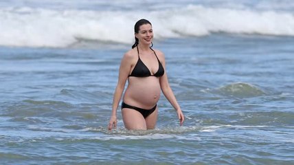 La embarazada Anne Hathaway se relaja en Hawaii