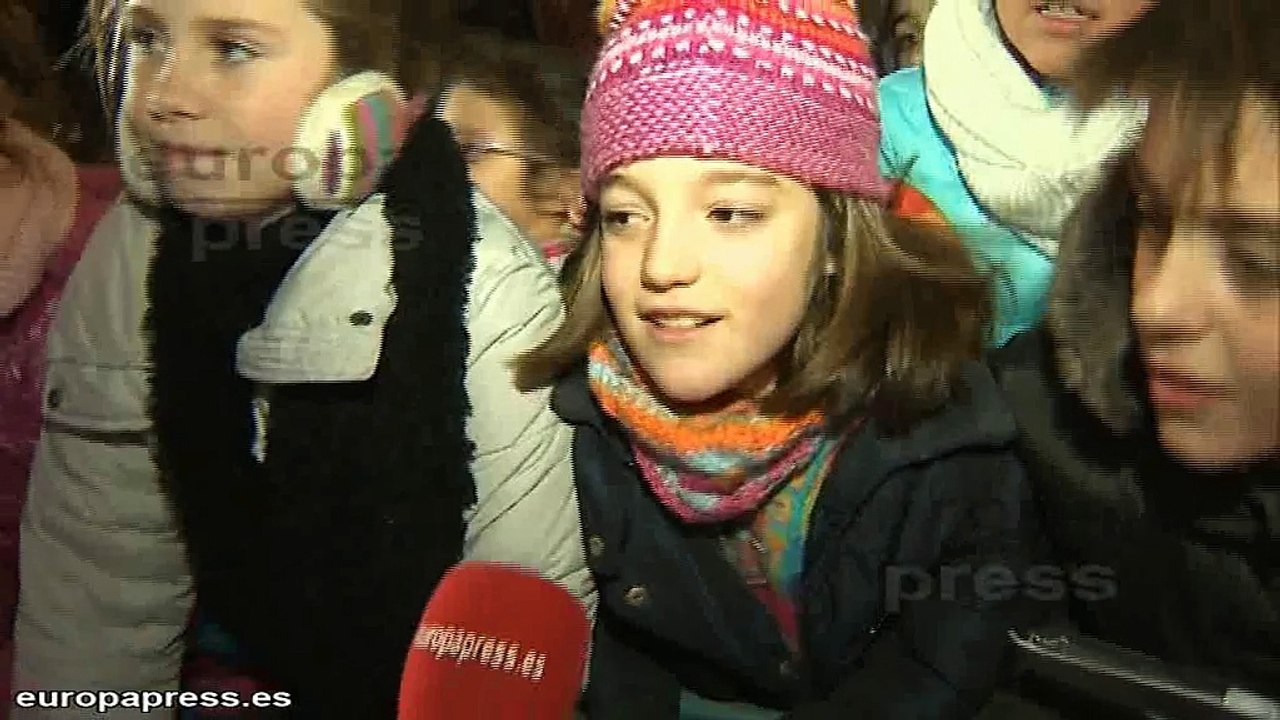 Niños madrileños felices tras ver a sus majestades