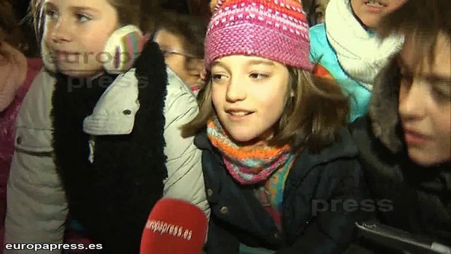 Niños madrileños felices tras ver a sus majestades