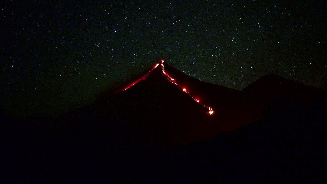 Glühende Lavaströme von Vulkan in Guatemala