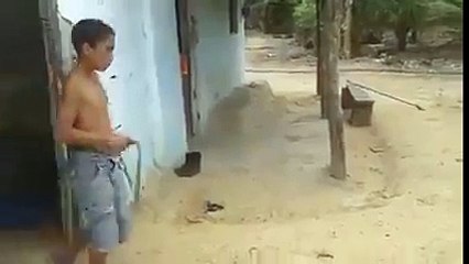 itni heavy cheez ko kaisy aik bacha khench raha hy