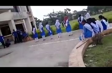 Girls Schools main kaisy khailti hain es video main