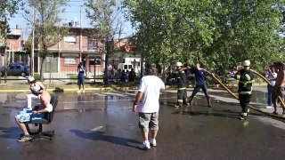 Carrera de sillas y bomberos