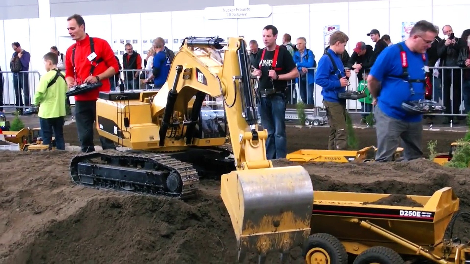 XXL RC CONSTRUCTION SITE BIG SCALE MODEL DUMP TRUCKS AND EXCAVATOR IN ACTION AMAZING