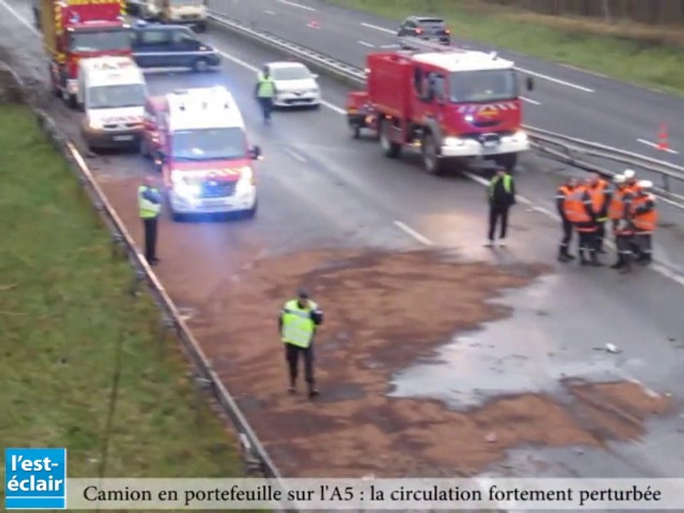 Accident : camion en portefeuille sur l'A5  à hauteur de Villy-en-Trodes le 6 janvier 2016 : circulation très fortement perturbée