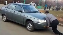 Car vs man power daikhy kis tarah admi car ko pechy dhakail raha hy