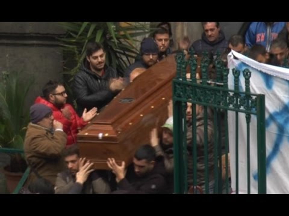 Napoli - I funerali di Maikol, il parroco: "E' vittima innocente" (05.01.16)