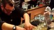 Un barman prépare des Jägerbombs