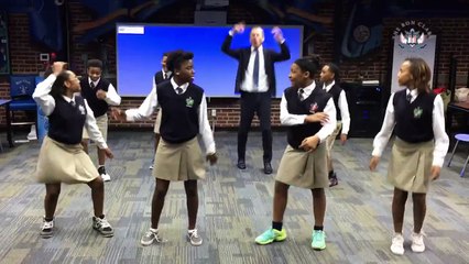 Le principal d'un collège s'incruste dans une chorégraphie d'étudiants