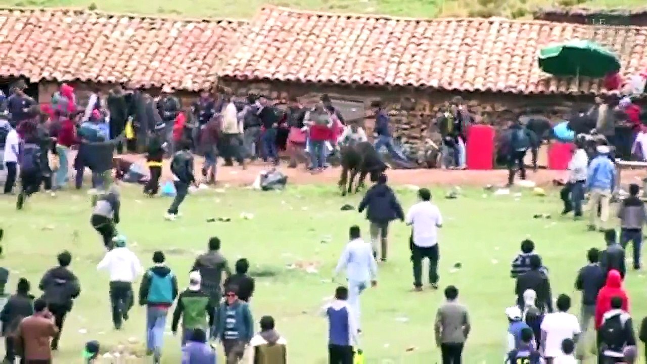 Buzz : Un taureau en colère attaque les spectateurs d'une fête populaire au Pérou !
