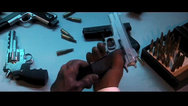 Barack Obama donne des cours de sécurité à François Hollande dans Les guignols - Regardez