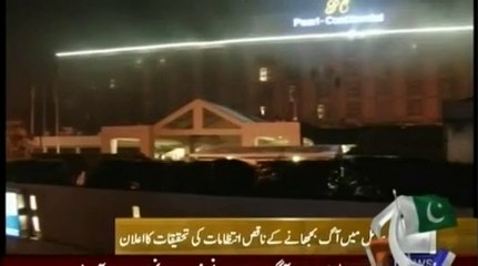 Evacuation d'un hôtel de luxe en feu au Pakistan