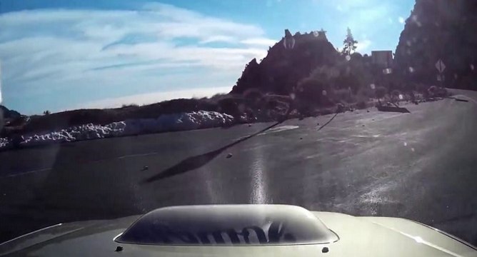 Le conducteur d'une Subaru accélère sur une route de montagne....