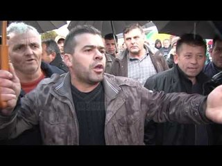 Download Video: Lushnje, protestë për mungesën e energjisë elektrike - Top Channel Albania - News - Lajme