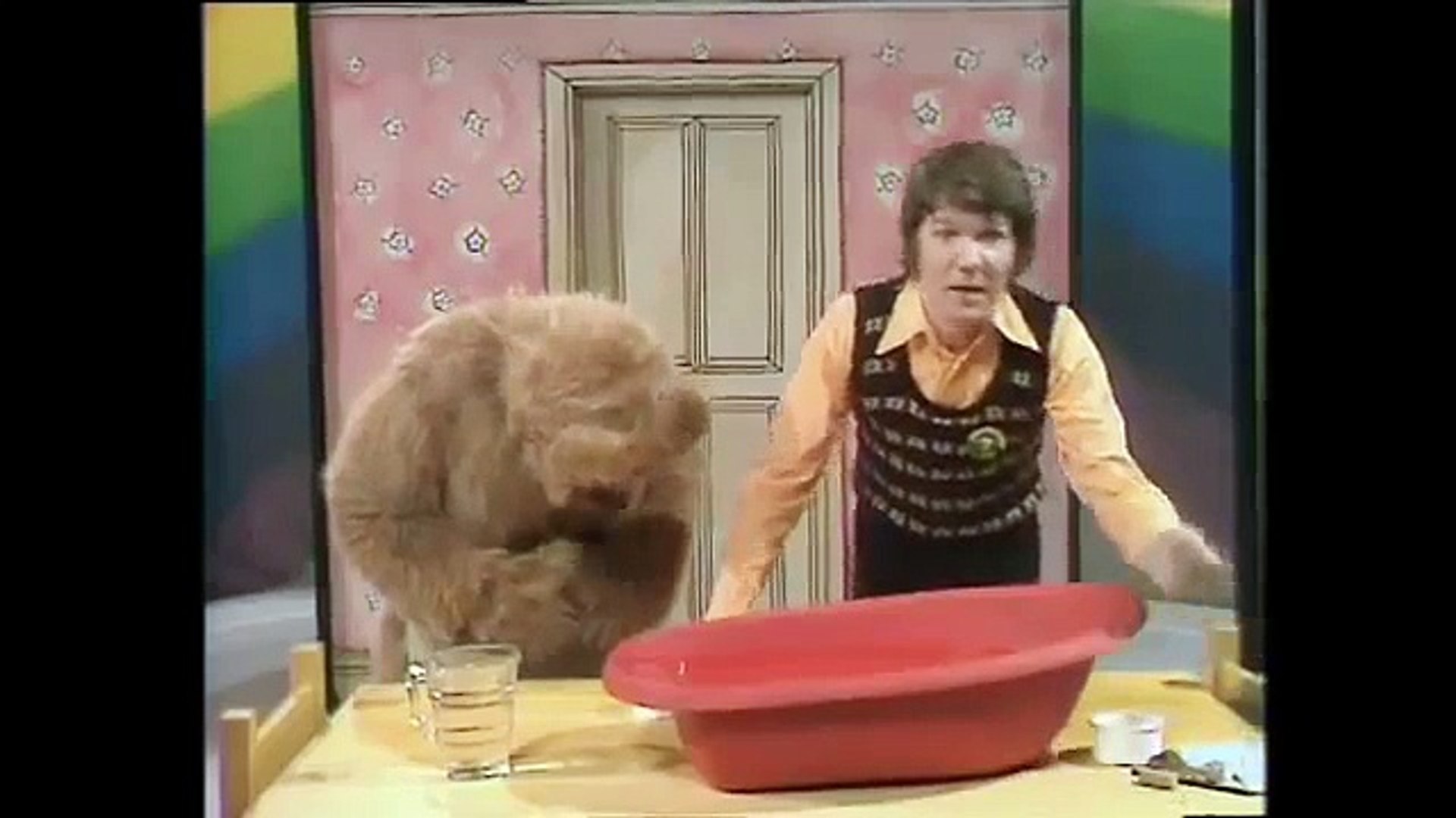 ⁣What Sinks & What Floats Experiment For Kids! Rainbow the Childrens TV Show
