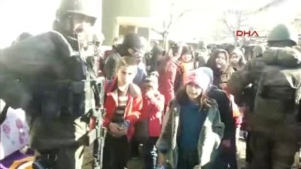 Mehmetçik, Silopi'de Ateş Altında Kalan Vatandaşlara Böyle Yardım Etti 2-