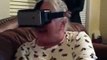 Une mamie essaie un casque de réalité virtuelle. Réaction énorme face à des dinosaures