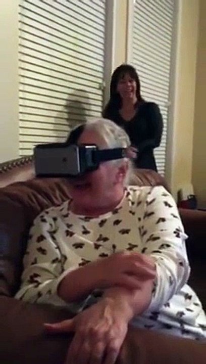 Une mamie essaie un casque de réalité virtuelle. Réaction énorme face à des dinosaures