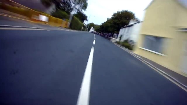 Camera embarquée sur une moto surpuissante pendant la Isle Of man TT race