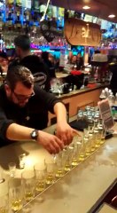 Un barman prépare des Jägerbombs