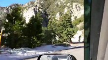 Une Subaru tombe dans un ravin