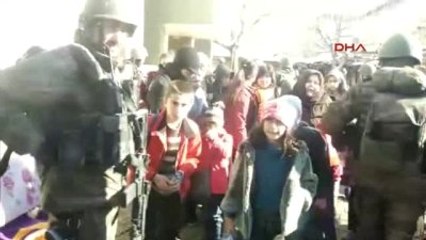 Çatışma Ortasında Mehmetçik Yardımıyla Tahliye Kameralara Böyle Yansıdı