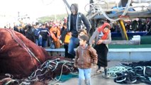 Didim Batmak Üzere Olan Teknedeki 208 Kaçak Göçmeni Sahil Güvenlik Kurtardı