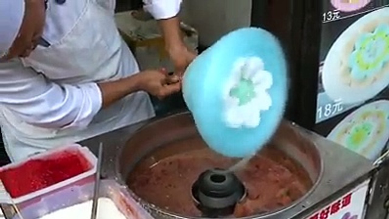 FUNNY VIDEOS : Çin'deki sokak satıcıları tarafından sıkca yapılan bu devasa ve çiçek şeklindeki pamuk şeker,