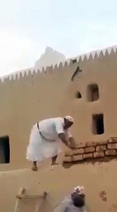 Mistri ko deewar banate howe dakhye amazing video