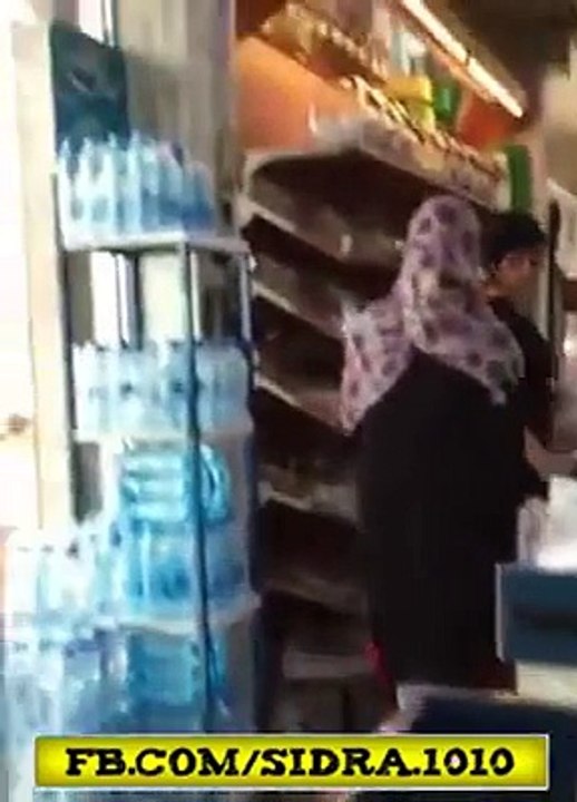 Women[female] thief in woman thieves in shopping mall -