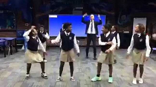 Un professeur de mathématiques danse avec ses élèves