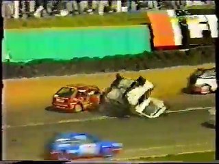 Tải video: Motorsport Crashes Compilation (RARE!) (WARNING: a few of them are fatal)