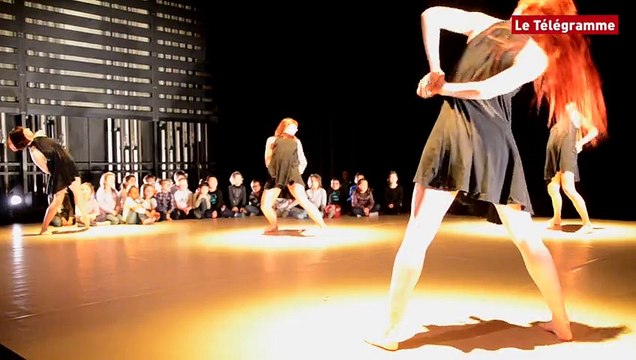 Vannes. Des écoliers sur scène avec les danseuses