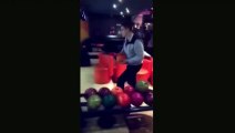 Il détruit le plafond du bowling en tentant un strike