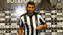 Apresentado, novo meia argentino do Botafogo revela inspirações no futebol