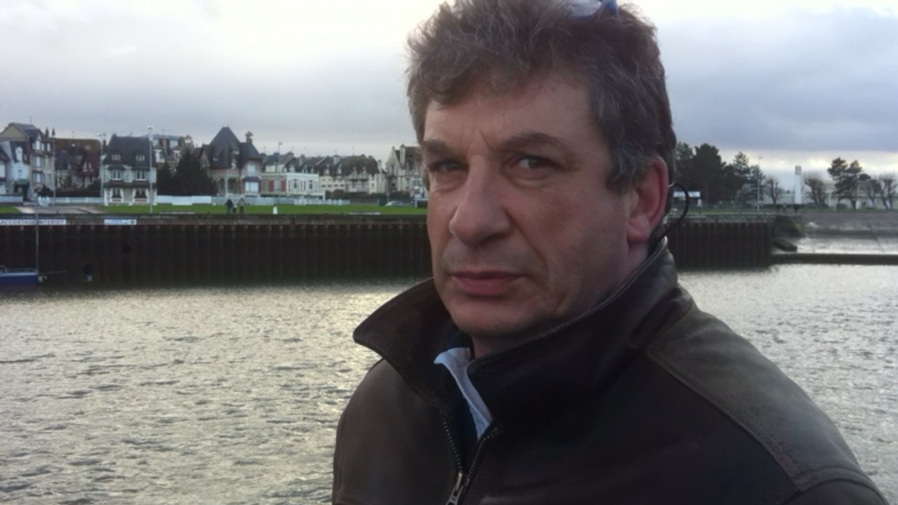 Une voiture tombe dans le port de Trouville