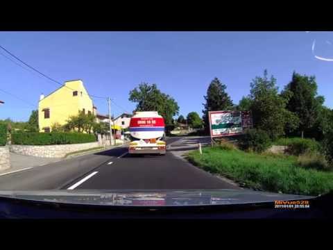 Слетел с дороги в гололед Аварии на снегу замедленная съемка