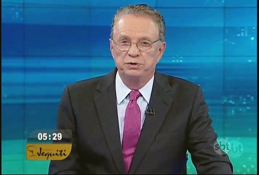 Leão salta no bar e assusta banhistas na Índia