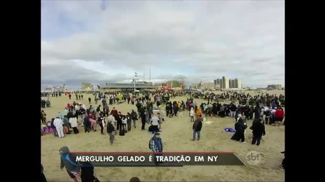 EUA: Mais de 2 mil pessoas mergulham no mar gelado para celebrar o ano novo