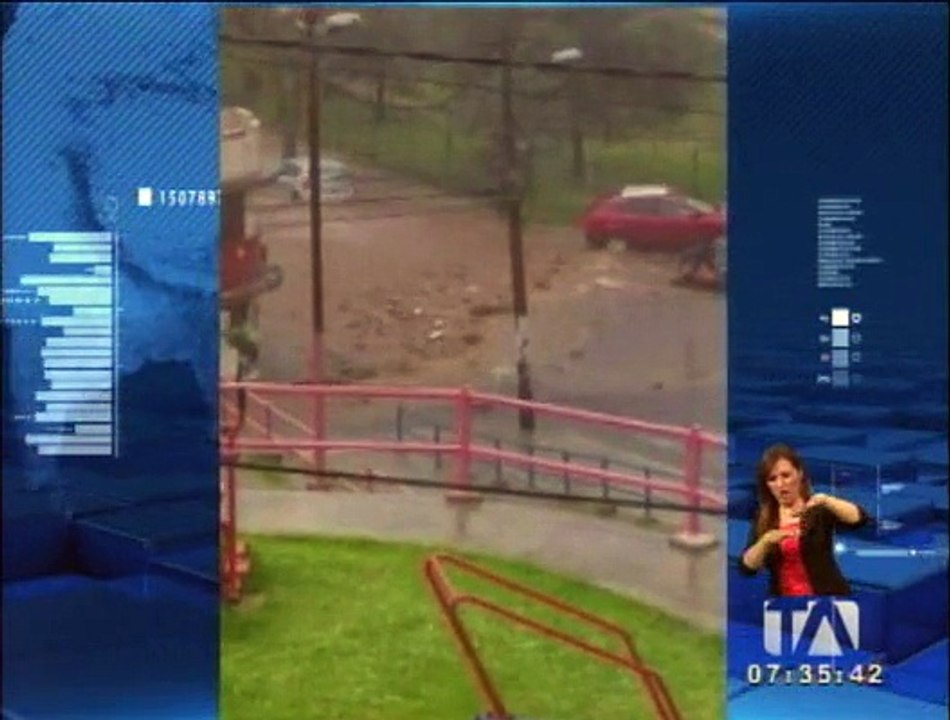 Una moto y tres autos fueron afectados por una avalancha de lodo