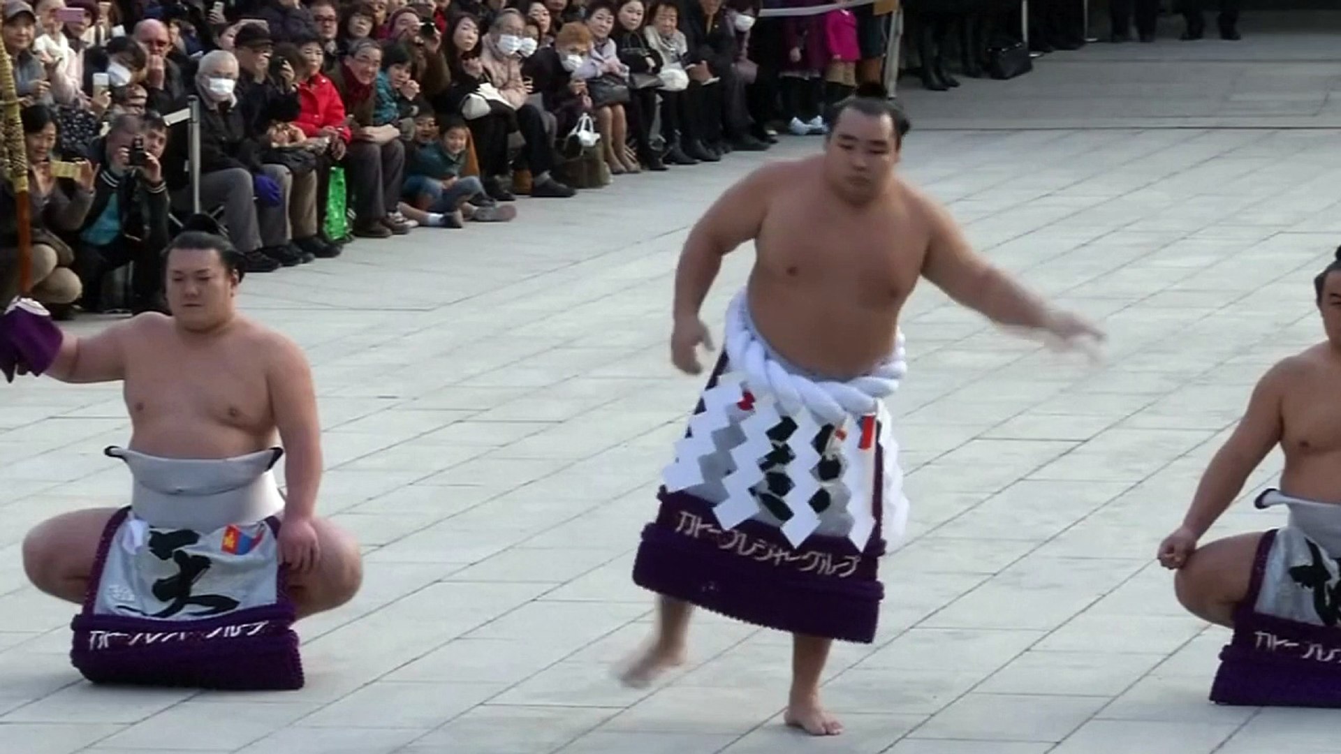 Top sumo wrestlers stomp in new year - video Dailymotion