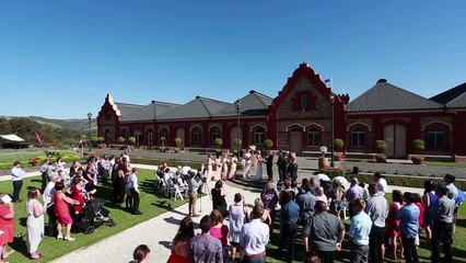 Un petit garçon victime d'une envie pressante interrompt un mariage