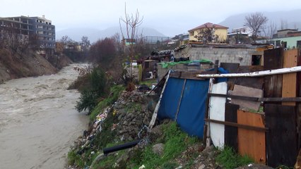 Permbytjet ne Tirane, situate alrmante te bregu i lumit- Lapsi.al