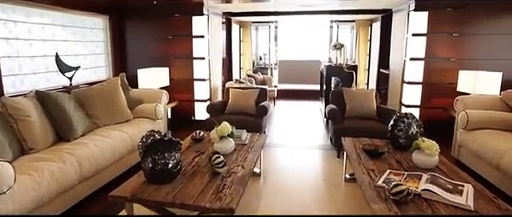 Dal garage per il motoscafo all'ascensore di cristallo: il lusso viaggia in mare