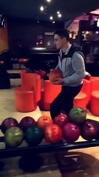 Un jeune lance sa boule de bowling comme une boule de pétanque et détruit le plafond