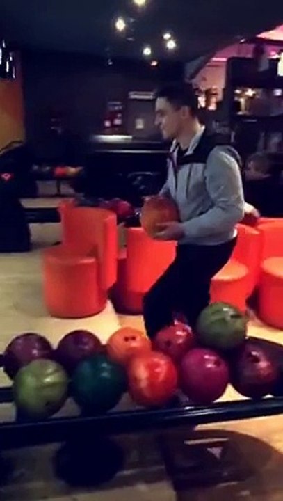 Un jeune lance sa boule de bowling comme une boule de pétanque et détruit le plafond