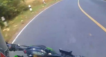 Thaïlande : un motard a une belle frayeur dans un virage